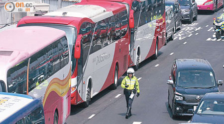 金鐘<br>警員為參加汽車抗議遊行的大型車輛維持秩序。