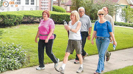 每日步行六千步有助保護膝關節健康。（資料圖片）