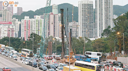 銅鑼灣<br>路面出現長長車龍，行車極之緩慢。（李子輝攝）