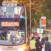銅鑼灣<br>傍晚時間大批市民在巴士站輪候上車。
