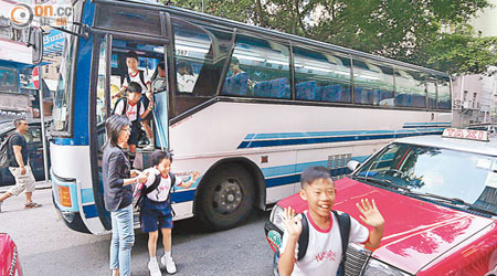 灣仔中西區小學昨復課，但交通情況仍混亂。