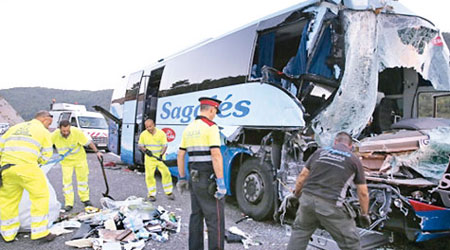 旅遊巴車頭嚴重撞毀扭曲，玻璃碎片布滿一地。（互聯網圖片）