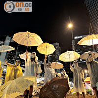 佔領區有人大玩行為藝術，集體高舉黃傘支持佔中。