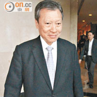 郭炳湘被母親罷免新地主席及行政總裁之職。