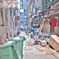 社區隱憂<br>重慶大廈後巷滿布垃圾，不少未有密封包好，致臭氣熏天。