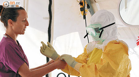 無國界醫生的救援人員穿上保護衣進入利比里亞首都蒙羅維亞的治療中心隔離區。（受訪者提供）