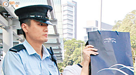 涉嫌偷拍女乘客裙底的男子被警方拘捕。（林兆崙攝）