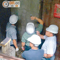 機電署和電梯公司人員檢查升降機槽底。（梁卓明攝）