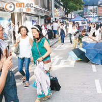 銅鑼灣<br>一名女士突然拖篋闖入銅鑼灣佔領區雨傘陣，並指罵集會人士。