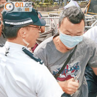 一名反佔中人士手持剪鉗被捕。