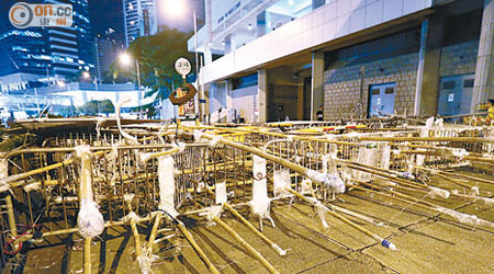 示威者搬來大量竹枝搭棚，並以數十竹枝穿過數個鐵馬，組成一排竹矛長城。