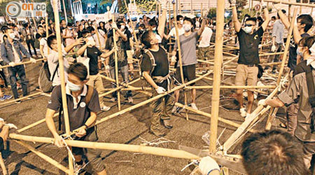 金鐘<br>示威者以竹枝搭建防線。