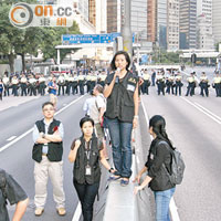 警方安排女談判專家游說示威者讓警員清除路障。