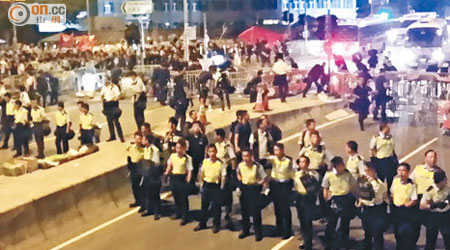 大批警員於凌晨二時四十五分進行驅散行動。