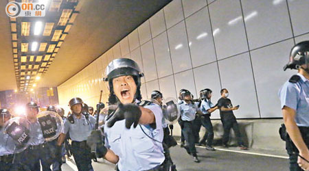 部分警員情緒激動，手持警棍喝令示威者返回行人路。