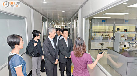 水諮會考察團前赴廣東參觀東江水環境監測中心。