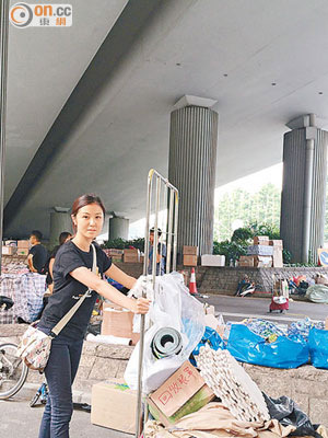 袁彌明素顏落去佔領區，但就呻未婚夫林雨陽唔肯畀佢落金鐘宿一宵。（周依露攝）