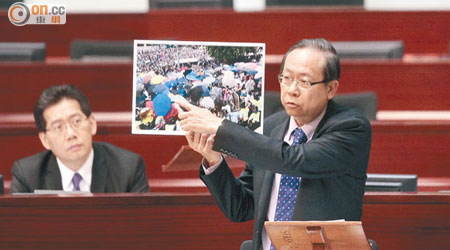 黎棟國在會上展示圖片，顯示部分示威者絕非和平。