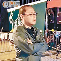 戴耀廷在警方進行龍和道清場時，選擇留在立法會大樓外，神情呆滯。