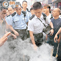 口罩男子入旺角佔區燒香，現場煙霧瀰漫，警員「撲水」救火。