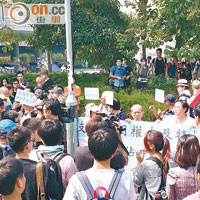 廿多名市民遊行至立法會抗議李卓人收款醜聞，一度被佔中示威者包圍。