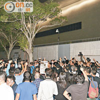 壹傳媒第四晚被圍，員工高舉雙手包圍示威者。