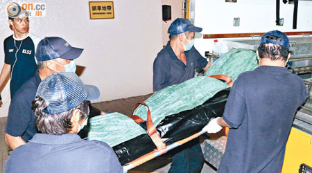 自殺身亡中五生遺體由仵工舁送殮房。（王譯揚攝）