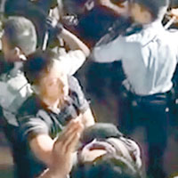 三警昨日凌晨在龍和道拘捕「掟樽男」，卻被大批示威者包圍，群情洶湧。（互聯網圖片）