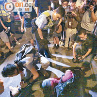 警方與示威者連番推撞，有人跌倒。