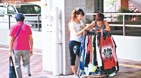 每逢假日，連接啟田商場與平田邨的天橋有小販擺賣，被指不便市民。