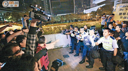 龍和道<br>示威者指罵警員，互相對峙，氣氛緊張。