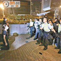 龍和道有示威者跪下，圖阻警員推進。