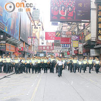 大批警員到西洋菜南街清除障礙物。