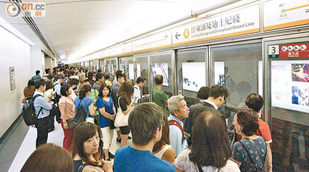 東涌線香港站附近訊號故障，列車服務受阻。（馬竟峯攝）