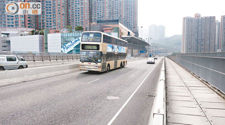 青荃橋平日交通暢順，但有乘客早前上班時卻遇上罕有交通擠塞而「遲大到」。