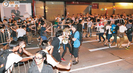 旺角<br>大批示威者昨凌晨搬鐵馬築路障，場面混亂。