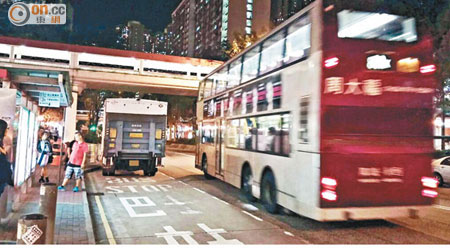 翠屏道晚上常有貨車停泊在巴士站前過夜，影響巴士上落客。（讀者提供）