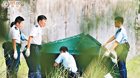 墮樓男子遺體以帳篷遮蓋，警員進行調查。（黃永健攝）