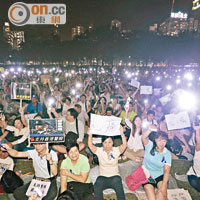 維園反佔中集會人士，亮起手機光燈，寓意照亮香港。