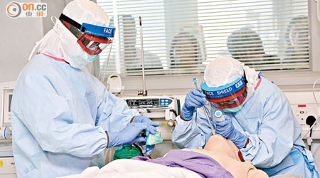 醫管局醫護人員曾演習，模擬醫治伊波拉病人。