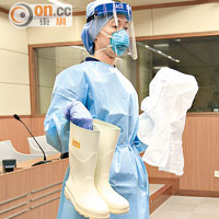 處理伊波拉病人時，醫護人員須穿上全套保護裝備。（資料圖片）