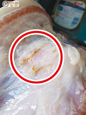 有市民購入豬肉後發現黃色異物（紅圈示），專家指為未被吸收的防疫針藥殘餘。