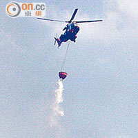 直升機投擲水彈撲救山火。（冼耀華攝）