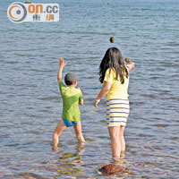 有內地小童在西貢橋咀島多次掘出石頭，扔到海中。