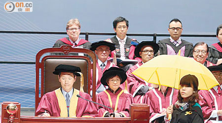 有嶺南畢業生於儀式進行期間一度撐傘。
