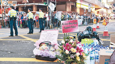 市民送上鮮花、食水及飲料慰問在旺角駐守的警員。