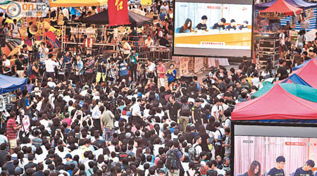 金鐘<br>金鐘佔領區高峰期有逾萬人觀看學聯與政府對話的直播。