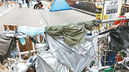 旺角示威區有人將雨傘「拆骨」，放置在路障上變「倒刺」。