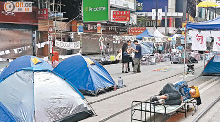 示威者在電車路上架起帳篷及放置鐵床，阻礙交通。