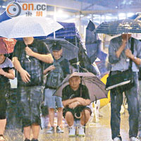 一場雨 兩景象<br>金鐘<br>金鐘晚上突然橫風橫雨，仍有不少人留守。